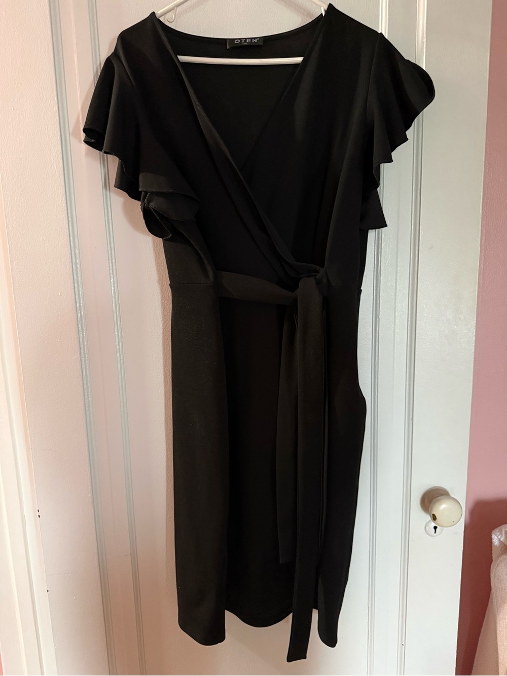 Elegant Wrap Midi Dress with Flutter Sleeves in Black